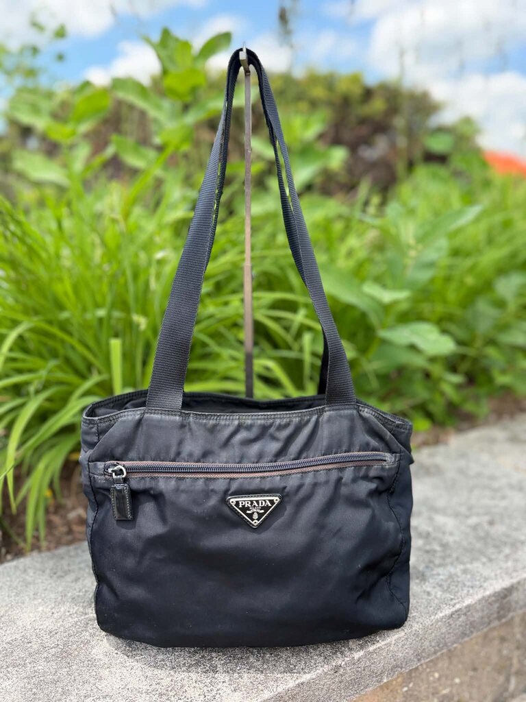 PRADA ナイロンバッグ　vintage Prada Vintage Nylon Shoulder Bag – Chic Boutique Consignments
