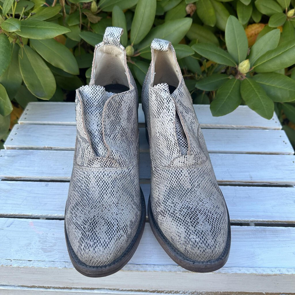Free Bird Sadie Booties in White Python - Size 10