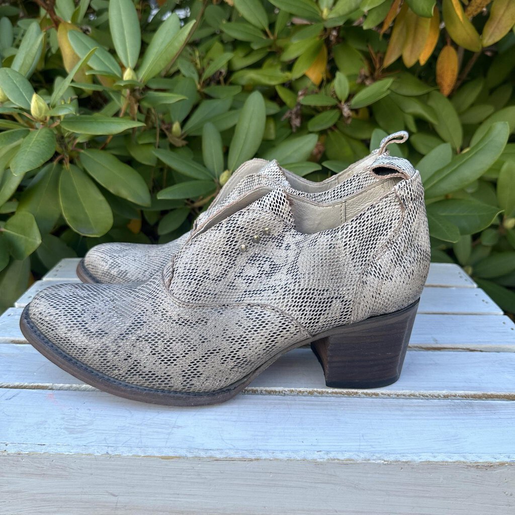 Free Bird Sadie Booties in White Python - Size 10