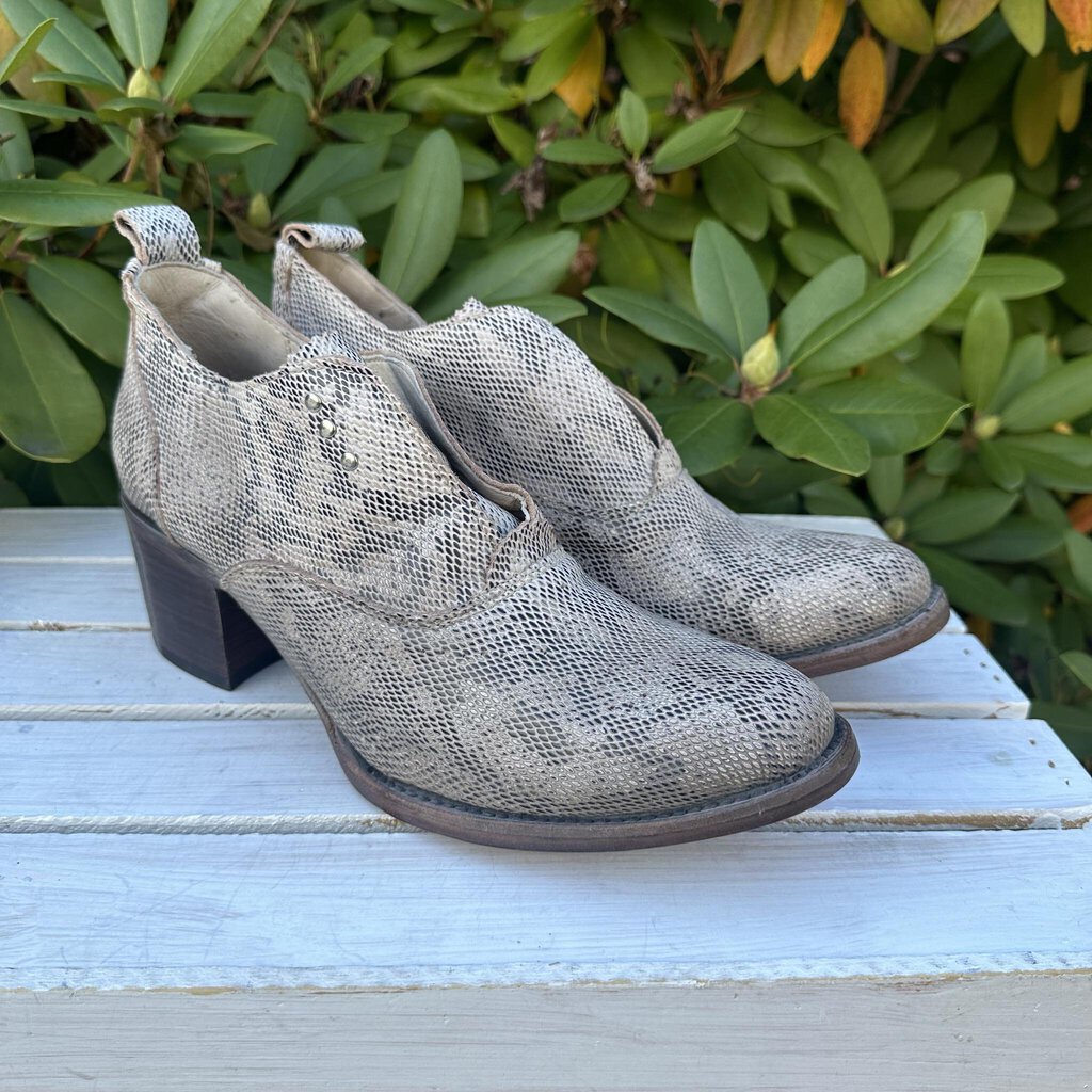 Free Bird Sadie Booties in White Python - Size 10