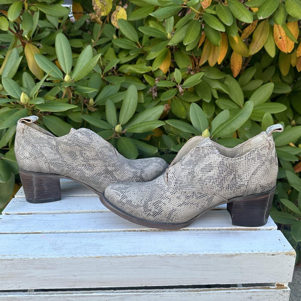 Free Bird Sadie Booties in White Python - Size 10