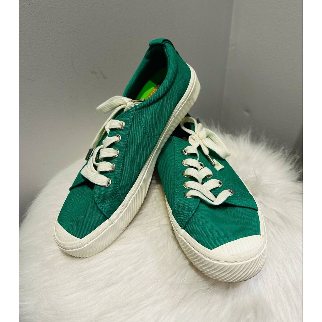 Cariuma Green Canvas Oca Low Sneakers - Size 7.5