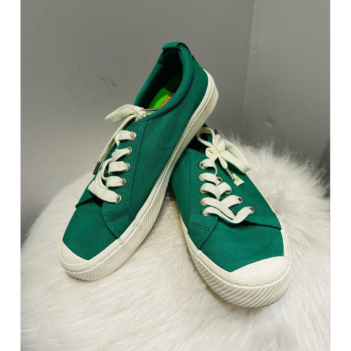 Cariuma Green Canvas Oca Low Sneakers - Size 7.5