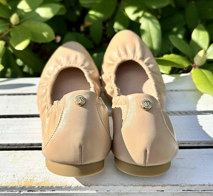 Stuart Weitzman Gabby Scrunch Rivet Leather (Retails for $200) - Size 8