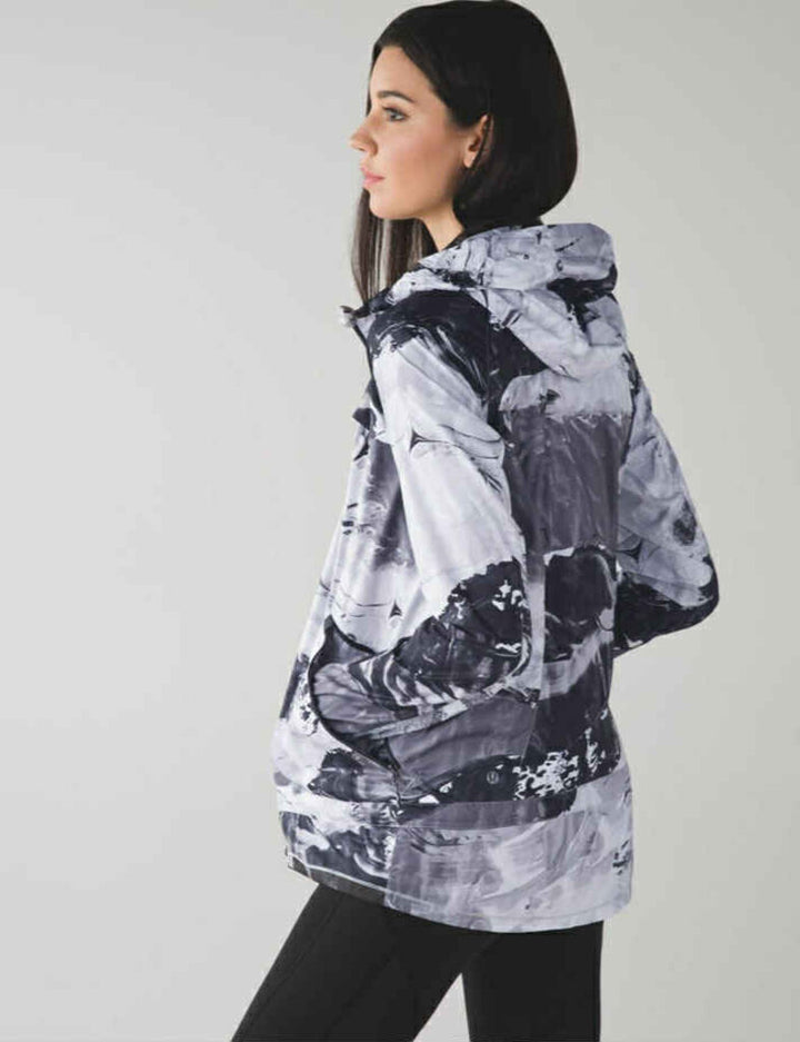 Lululemon Miss Misty Jacket II in Biggie Pigment Wave White Black (Retails $128) - Size 6