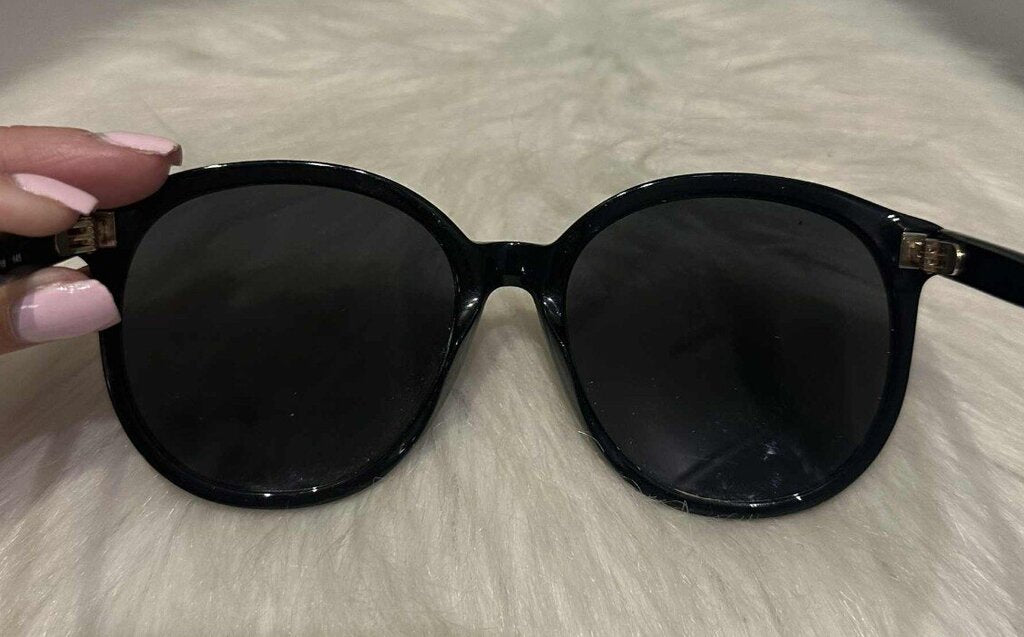 Givenchy GV7107 Sunnies w/ Case