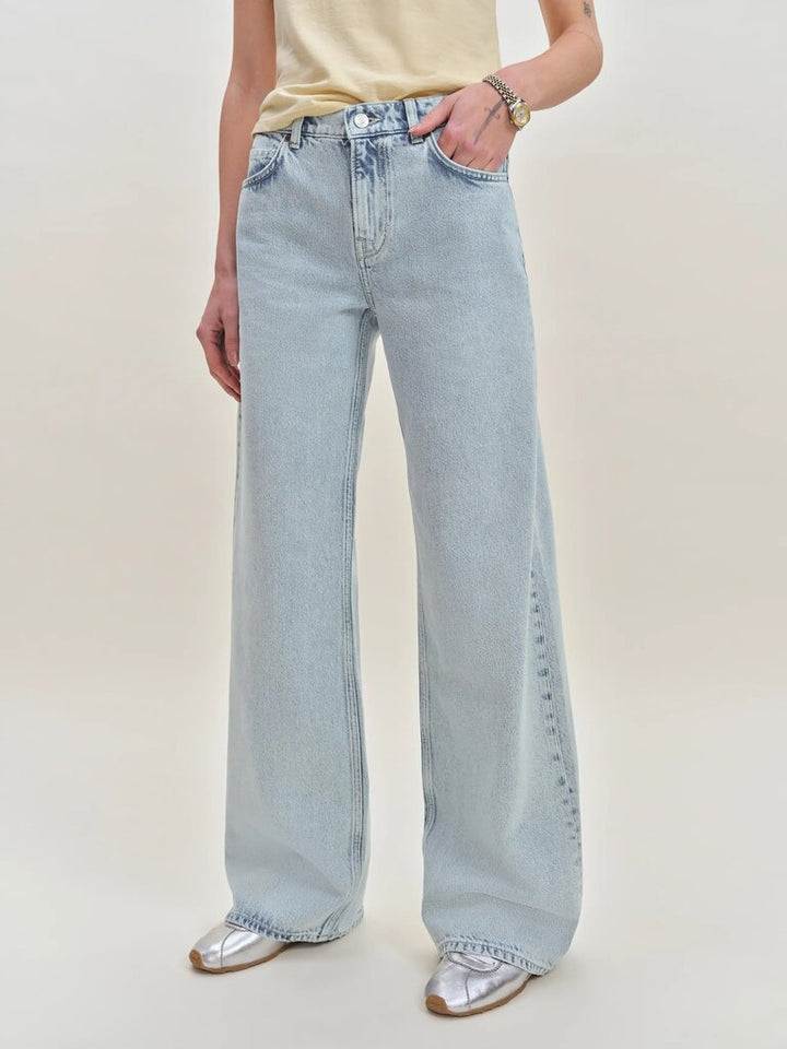 Reformation Cary Low Rise Slouchy Wide Leg Jeans (Retails for $178) - Size 29