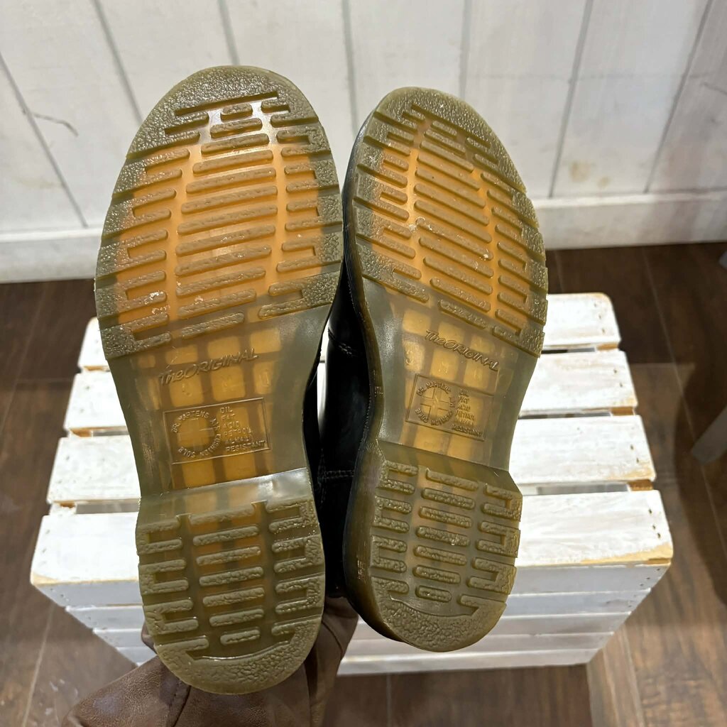 Doc Martens 2976 Smooth Leather Chelsea Boots in Black - Size 7