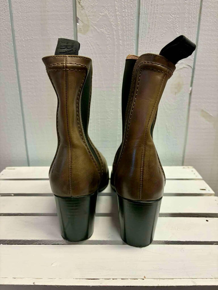 Frye Jean Chelsea Leather Bootie in Stone - Size 9