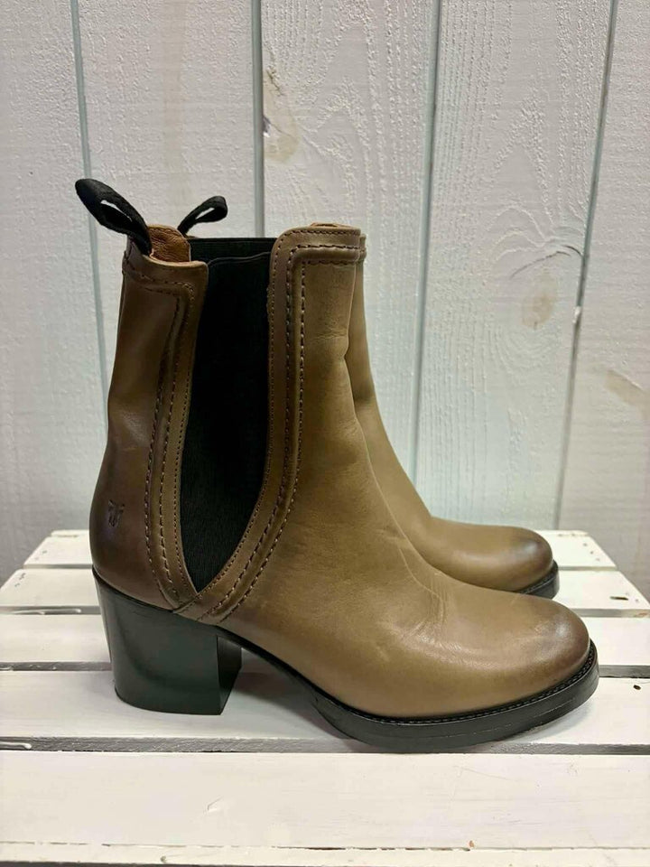 Frye Jean Chelsea Leather Bootie in Stone - Size 9