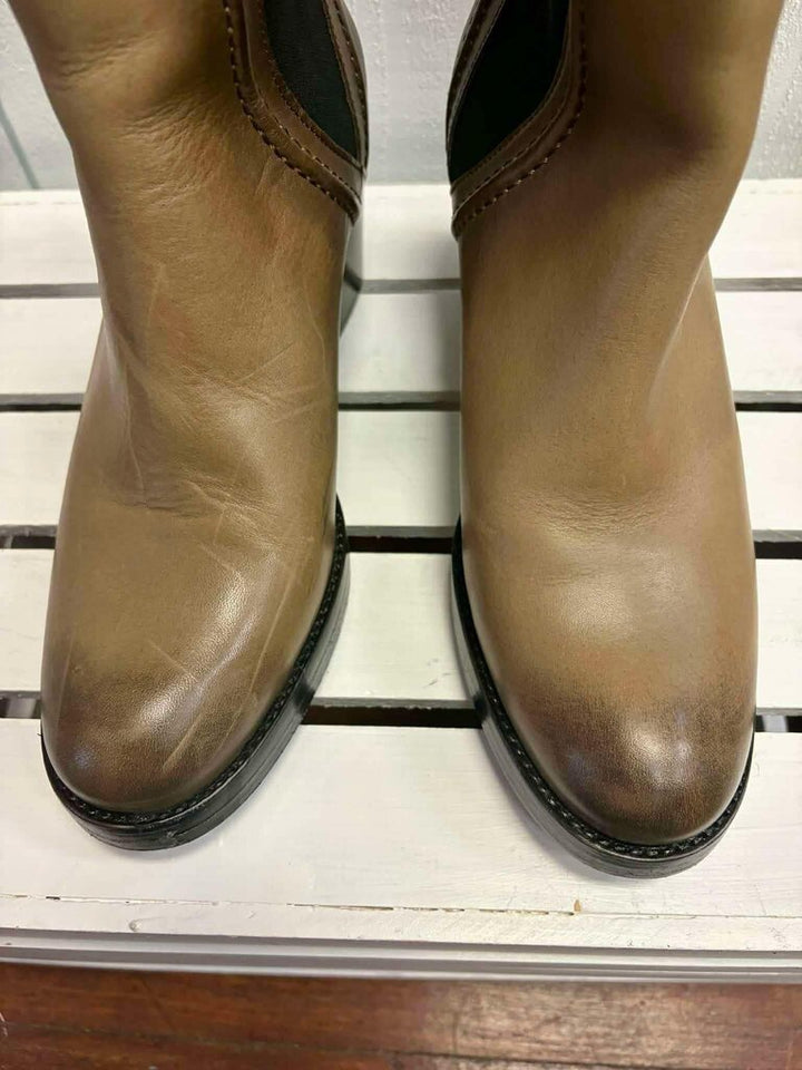 Frye Jean Chelsea Leather Bootie in Stone - Size 9