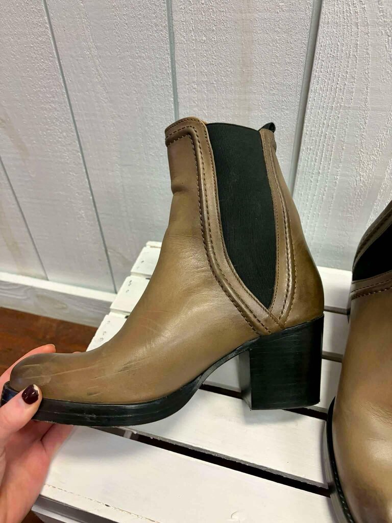 Frye Jean Chelsea Leather Bootie in Stone - Size 9