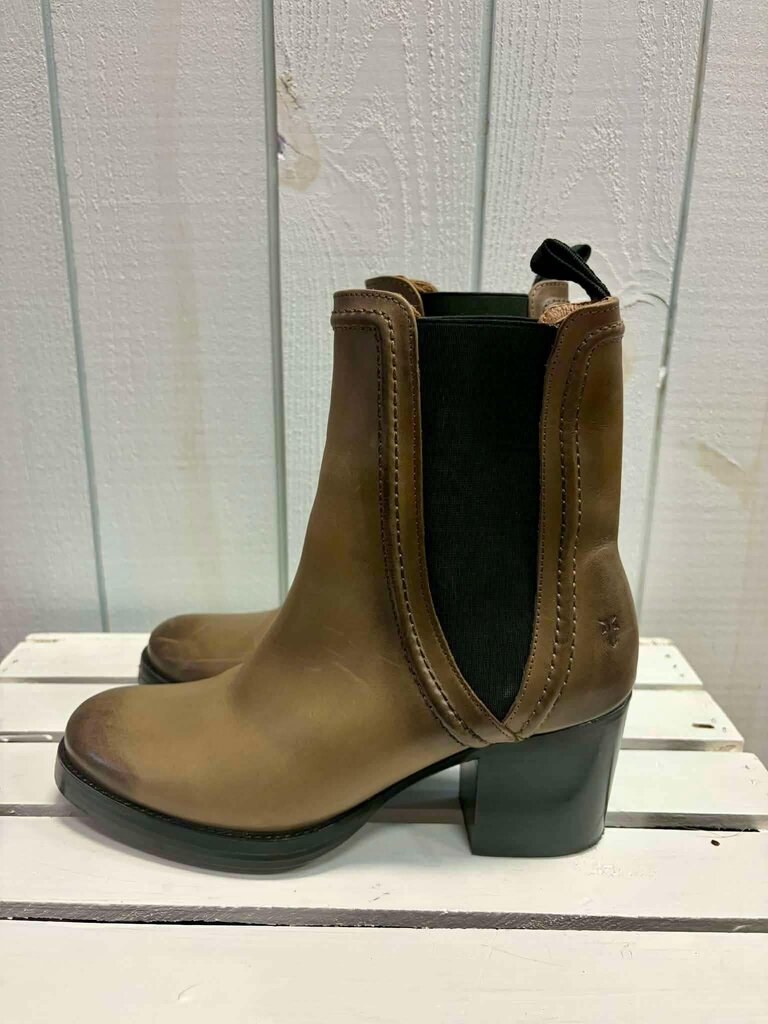 Frye Jean Chelsea Leather Bootie in Stone - Size 9