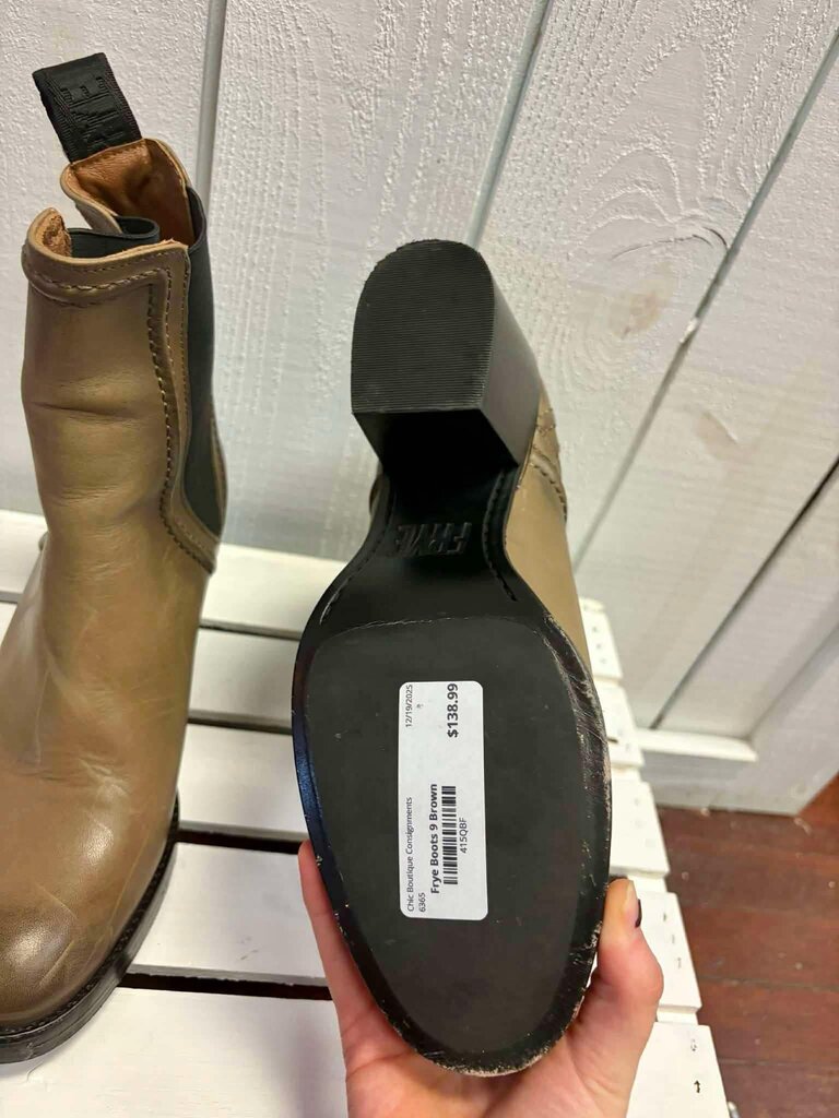 Frye Jean Chelsea Leather Bootie in Stone - Size 9