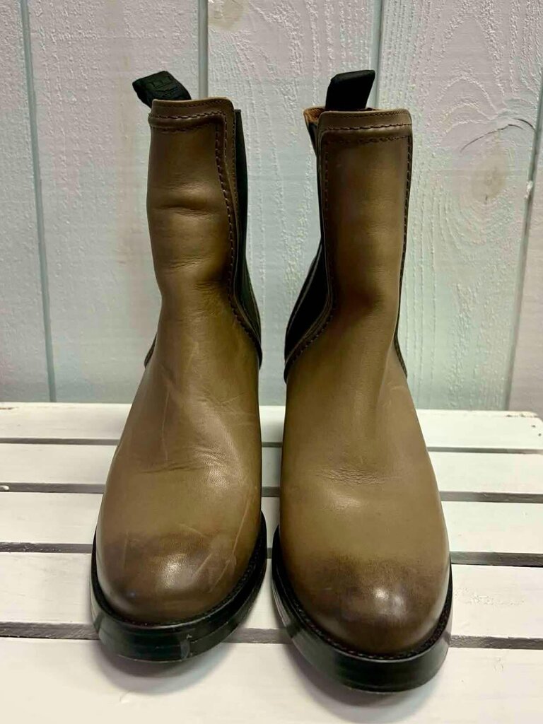 Frye Jean Chelsea Leather Bootie in Stone - Size 9