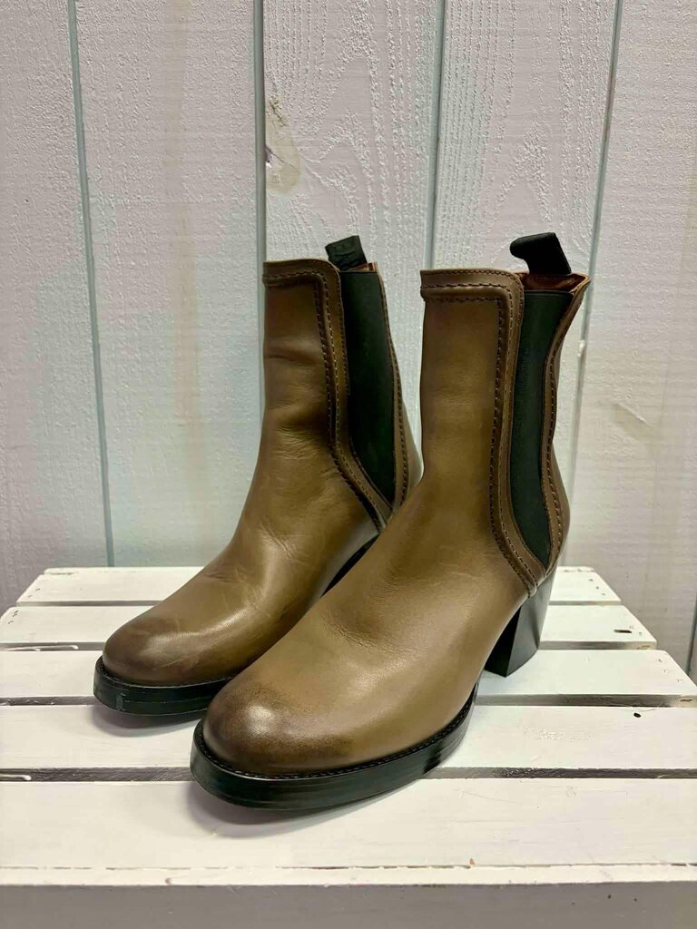 Frye Jean Chelsea Leather Bootie in Stone - Size 9