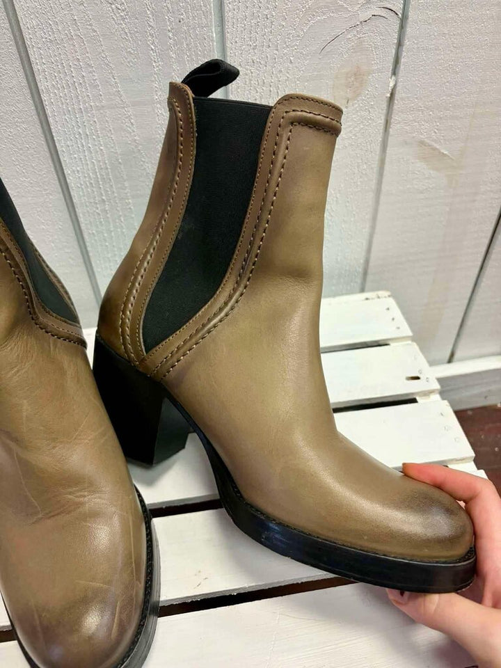 Frye Jean Chelsea Leather Bootie in Stone - Size 9