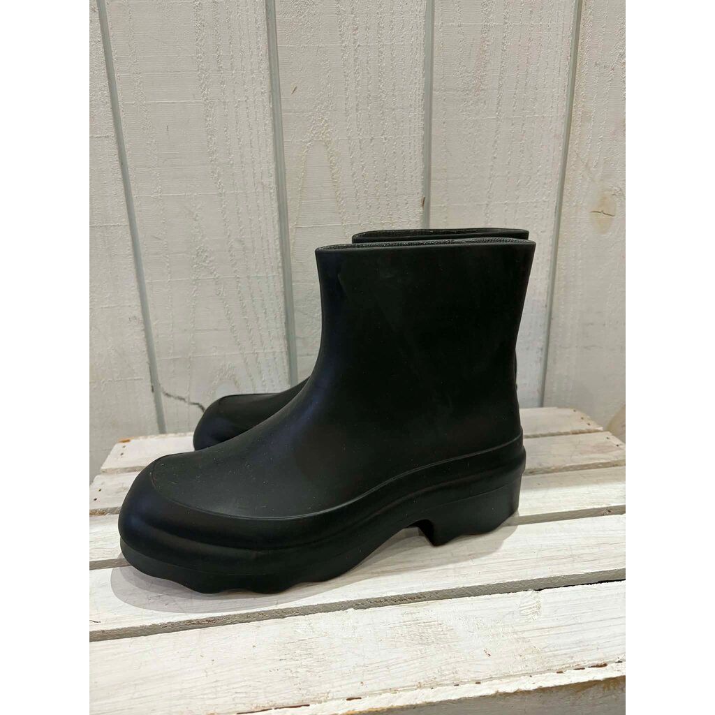 Vince Nia Ankle Rainboots - Size 8 (Retails for $198)