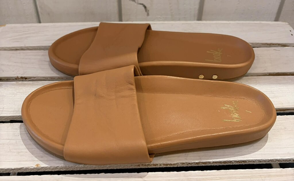 Beek Gallito in Tan (Retails $260) - Size 7