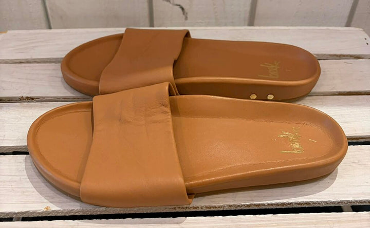 Beek Gallito in Tan (Retails $260) - Size 7