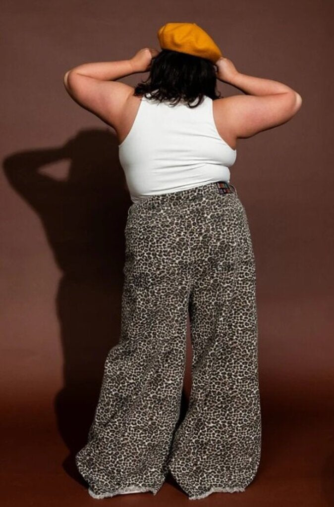 Lala Effortlessly Cool Wide Leg Denim in Worn-In Leopard - Size Small (Retails for $118)