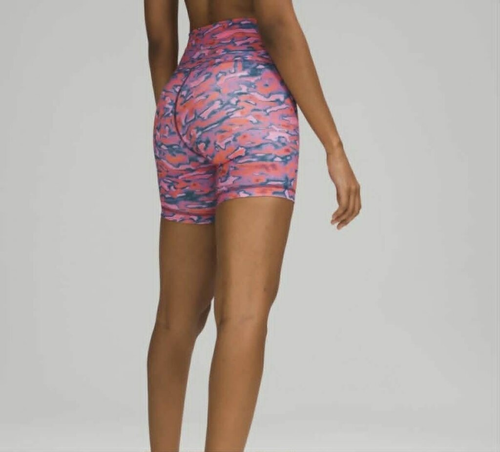 Lululemon Wunder Train Shorts in Chroma Clash - Size 6