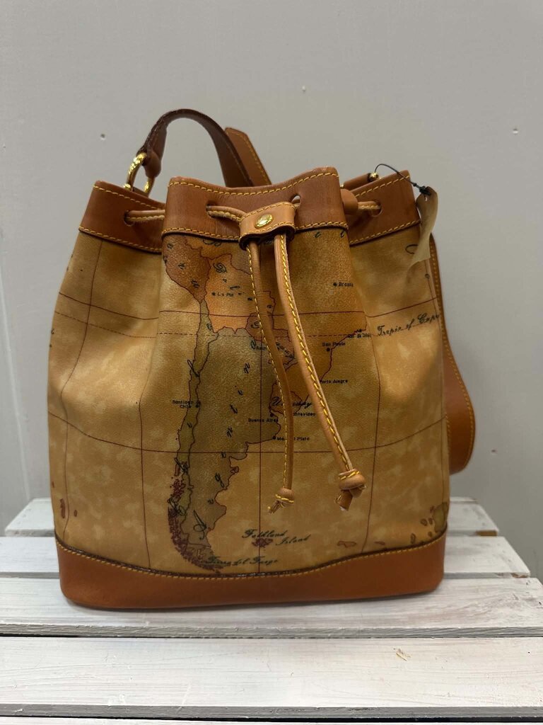 Alviero Martini NWT Geo Classic Bucket Bag (retails for $365)
