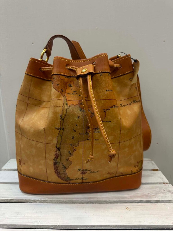 Alviero Martini NWT Geo Classic Bucket Bag (retails for $365)