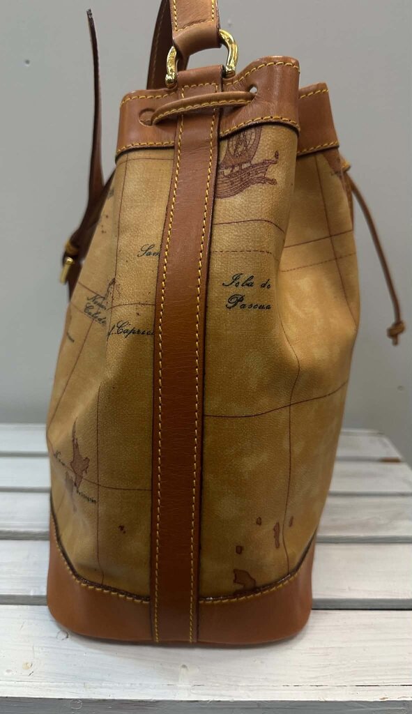 Alviero Martini NWT Geo Classic Bucket Bag (retails for $365)