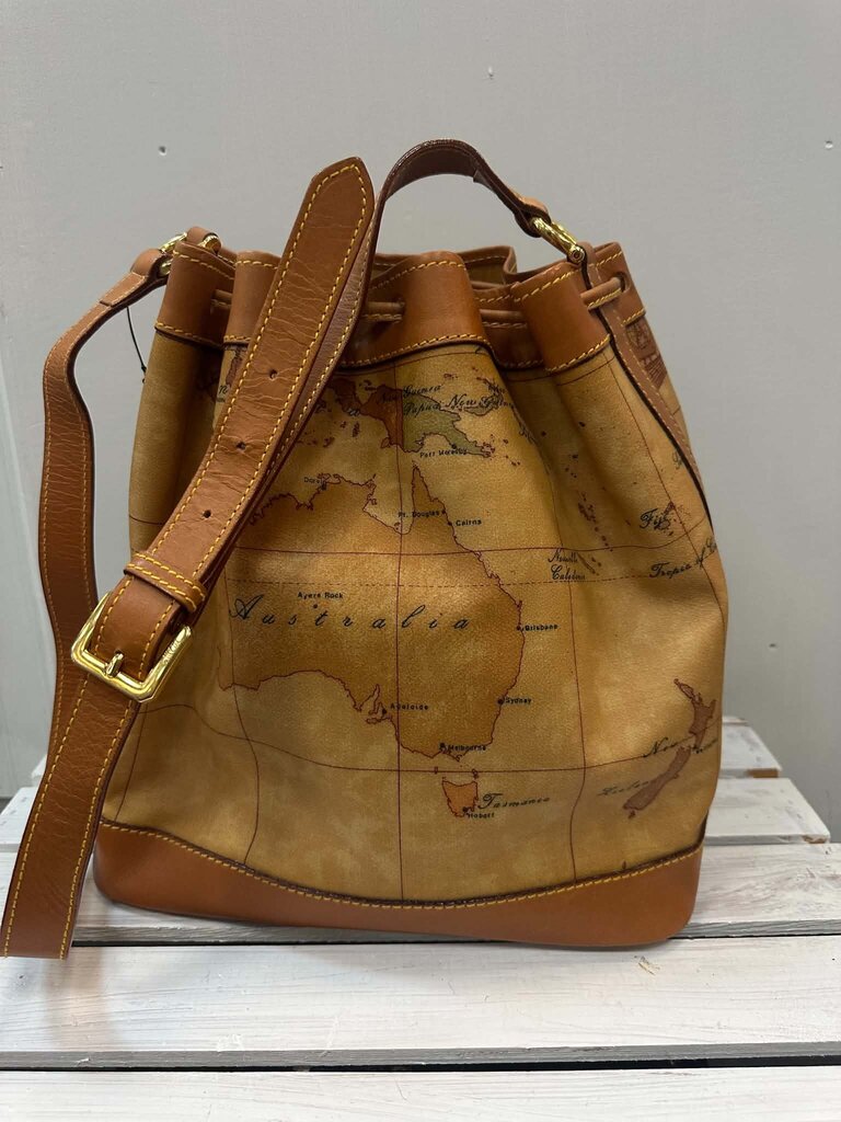 Alviero Martini NWT Geo Classic Bucket Bag (retails for $365)