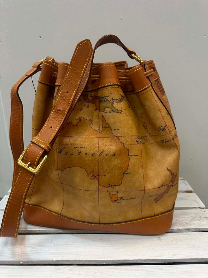 Alviero Martini NWT Geo Classic Bucket Bag (retails for $365)