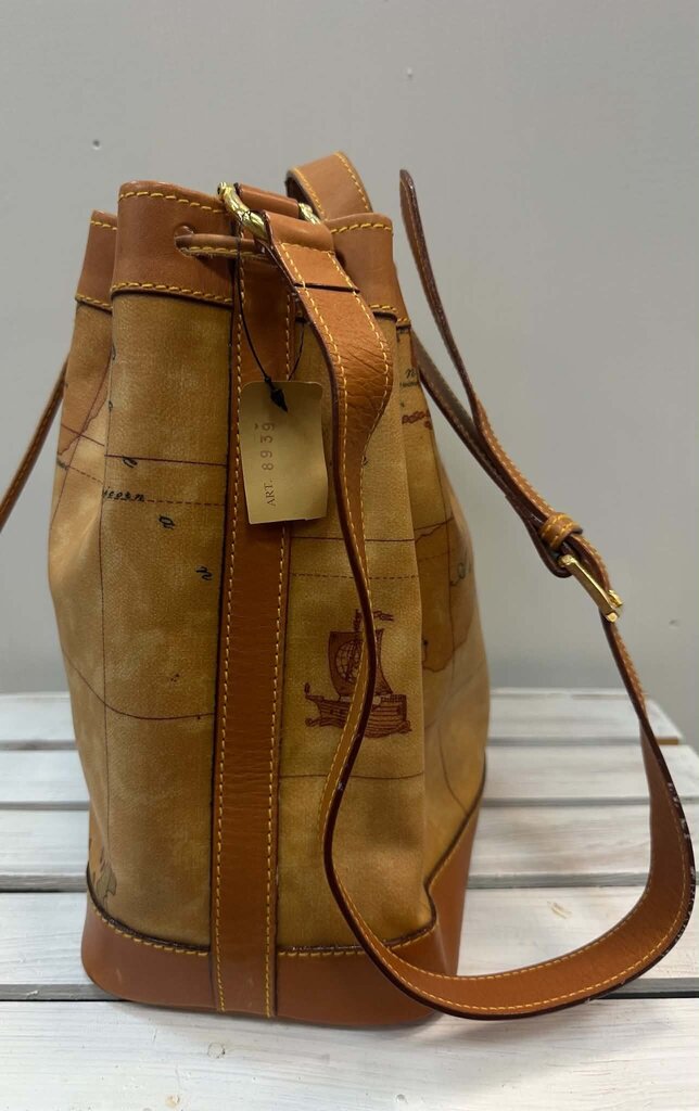 Alviero Martini NWT Geo Classic Bucket Bag (retails for $365)