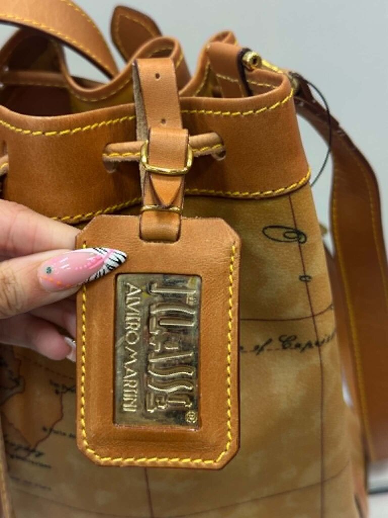 Alviero Martini NWT Geo Classic Bucket Bag (retails for $365)