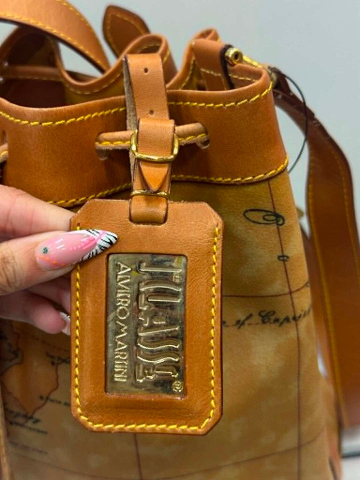 Alviero Martini NWT Geo Classic Bucket Bag (retails for $365)