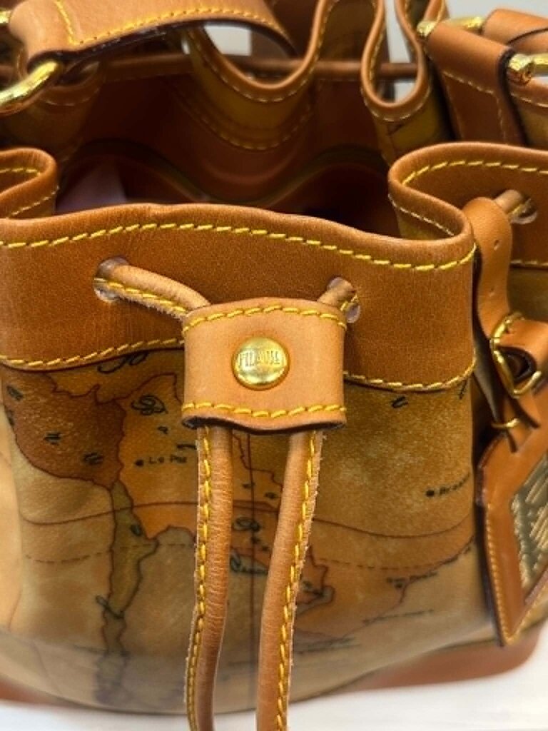 Alviero Martini NWT Geo Classic Bucket Bag (retails for $365)
