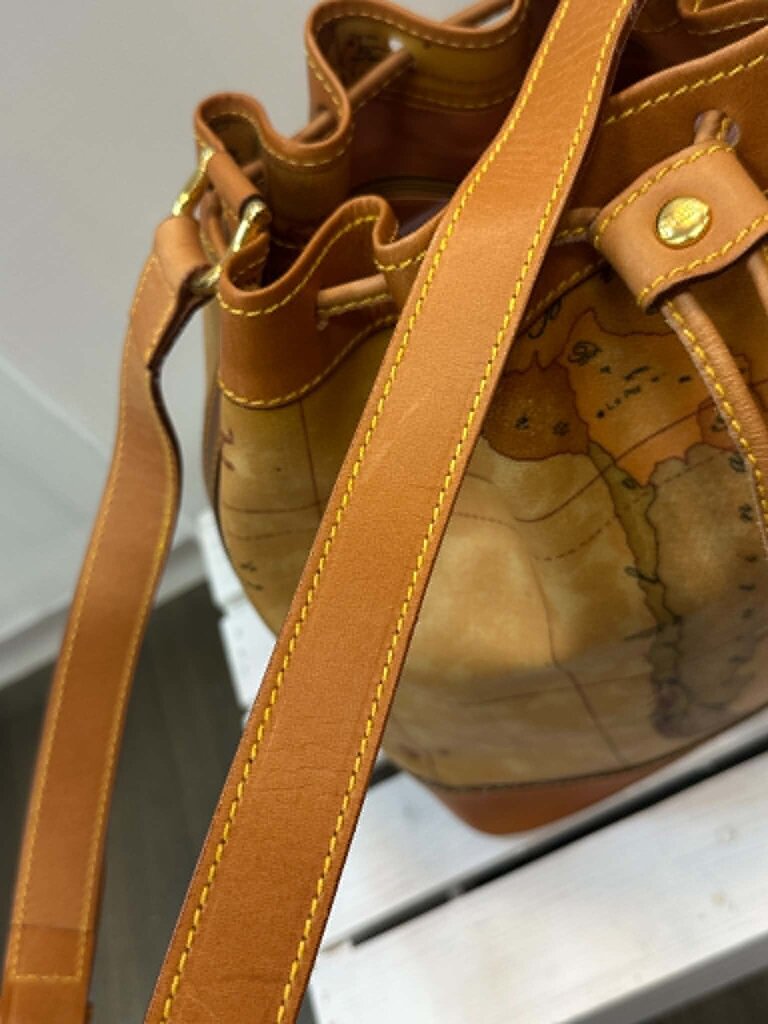 Alviero Martini NWT Geo Classic Bucket Bag (retails for $365)