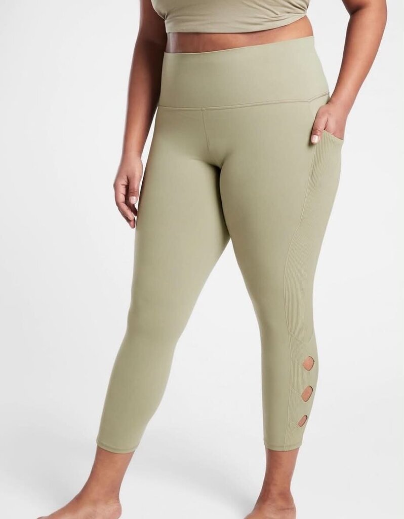 Athleta Salutation Stash Pocket Crops - Size Medium