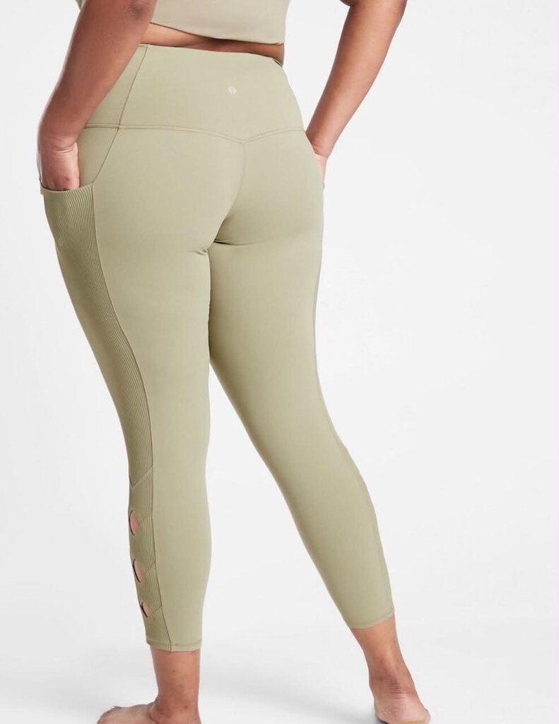 Athleta Salutation Stash Pocket Crops - Size Medium