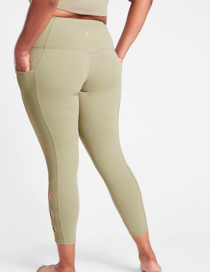 Athleta Salutation Stash Pocket Crops - Size Medium