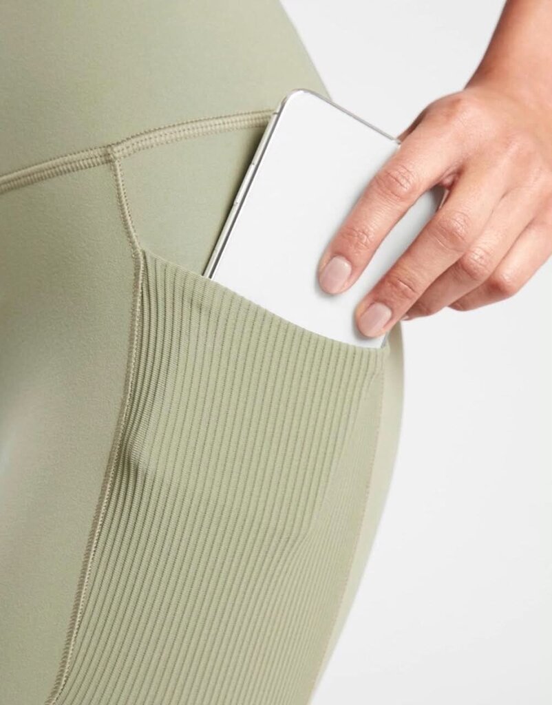 Athleta Salutation Stash Pocket Crops - Size Medium