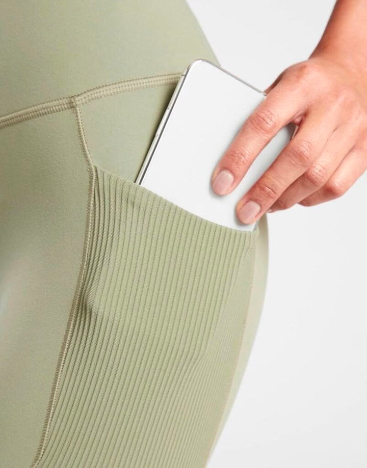 Athleta Salutation Stash Pocket Crops - Size Medium