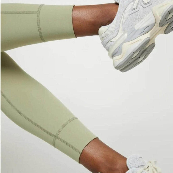 Vuori Daily Legging In Sprout - Size XS (Retails For $98)