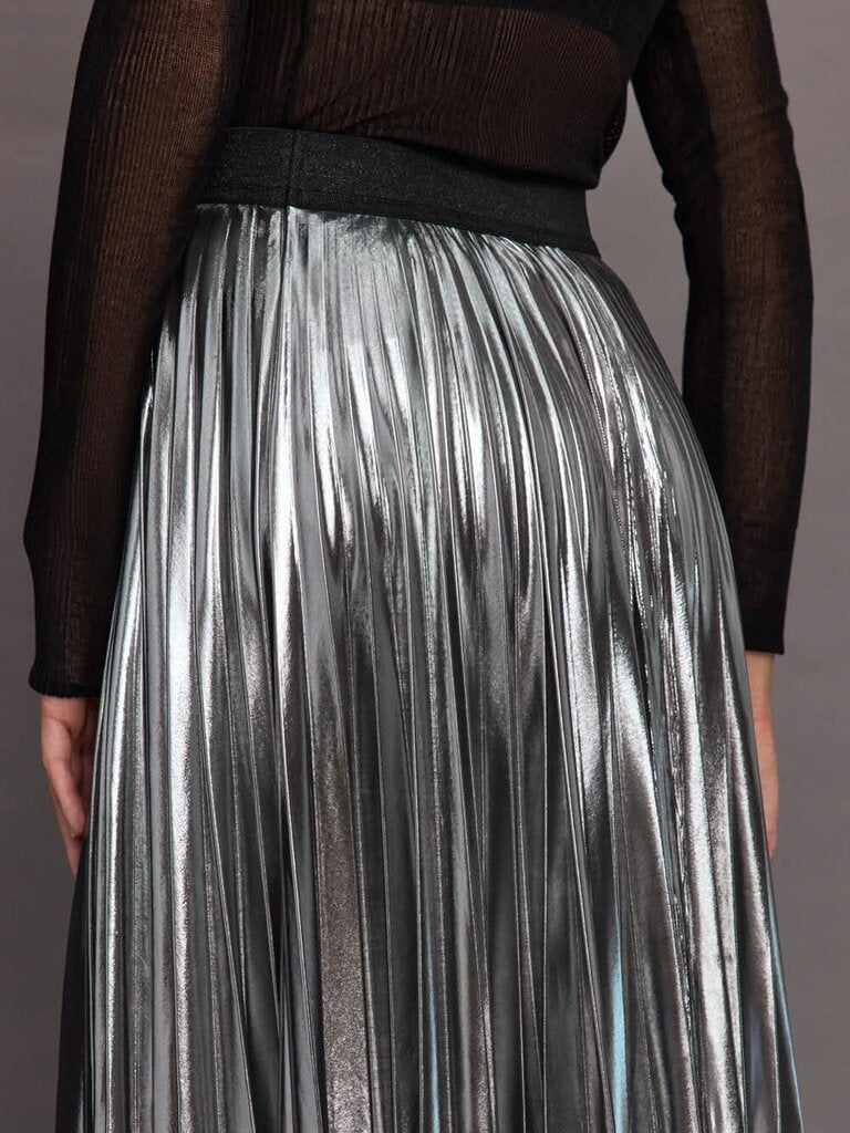 Carbon 38 NWT Metallic Pleated Skirt - Size Medium(Retails $138)