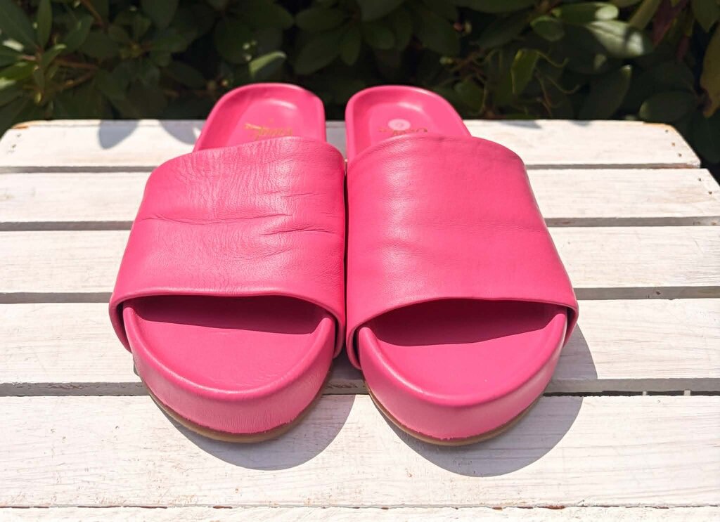 Beek Gallito Slides - Size 6 (Retails for $260)