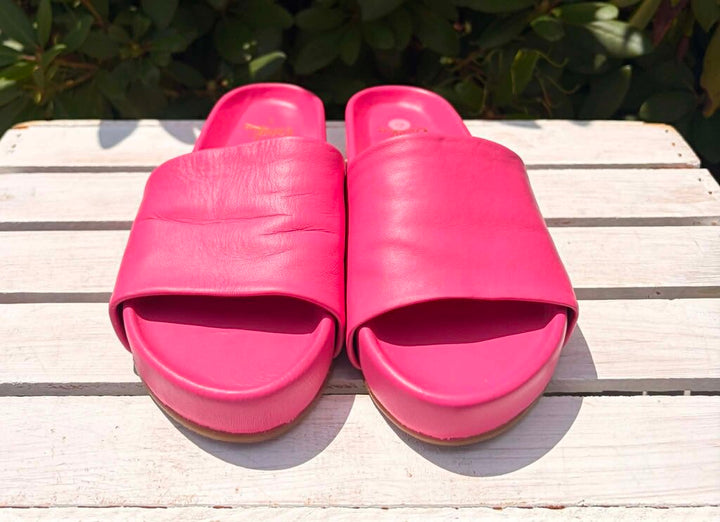 Beek Gallito Slides - Size 6 (Retails for $260)