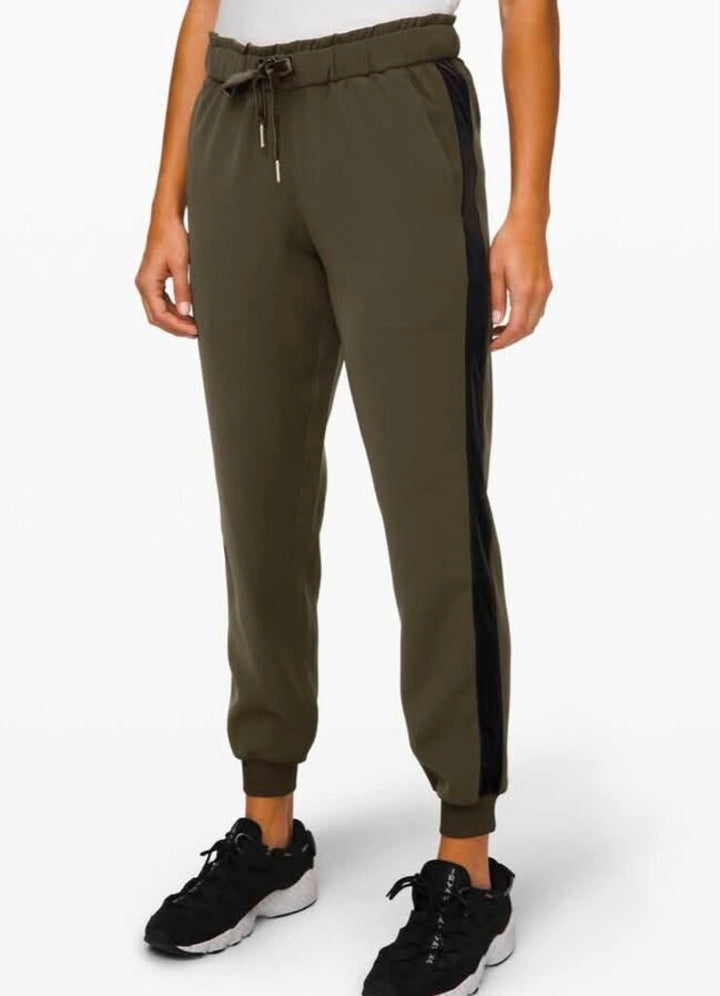 Lululemon On The Fly Jogger * Velvet Trim In Dark Olive/Black - Size 6 (Retails For $148)
