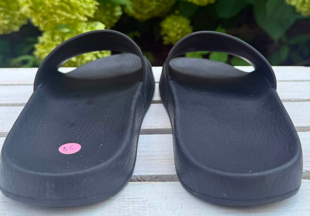 Gucci Logo Rubber Pool Slides - Size 38