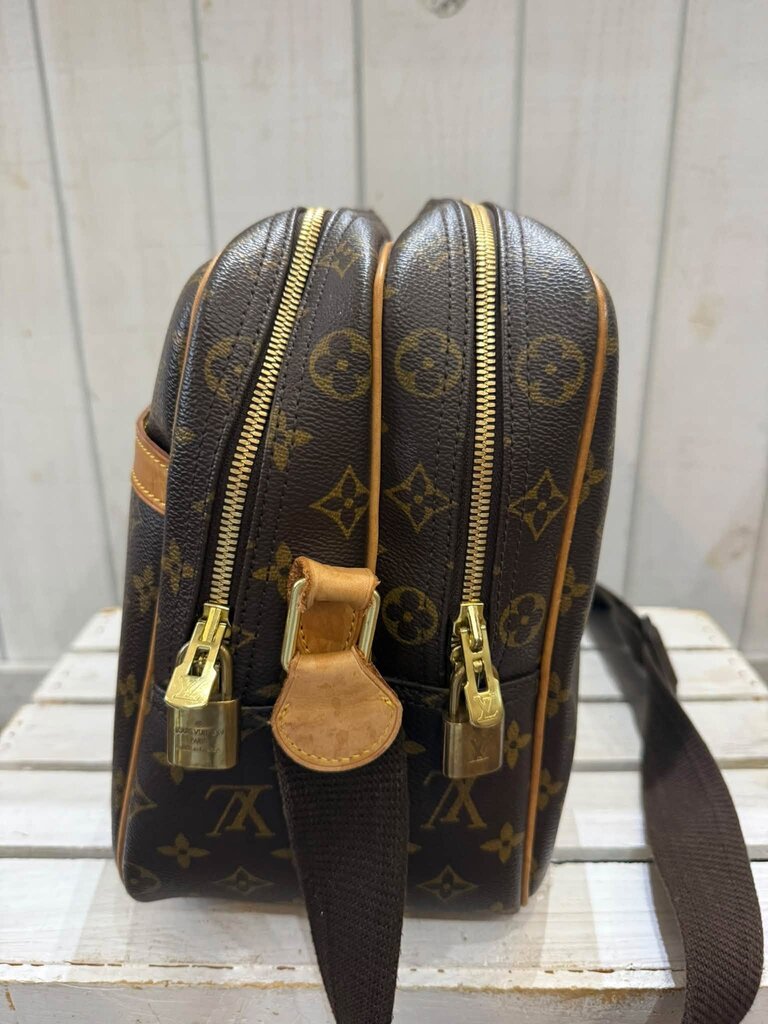 Louis Vuitton Monogram Reporter