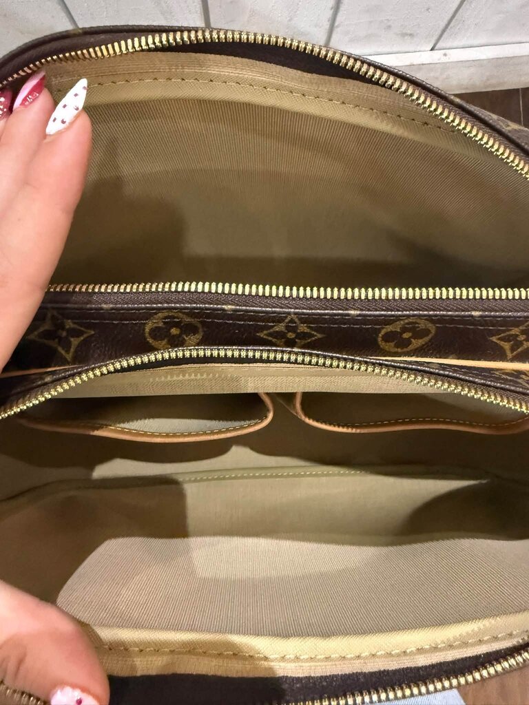 Louis Vuitton Monogram Reporter