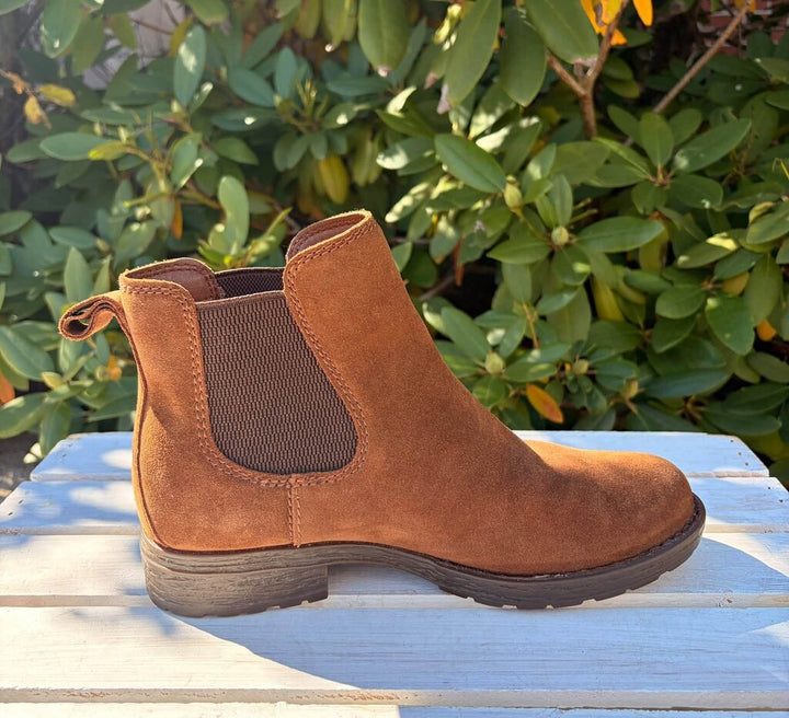 Born Cove Chelsea Boots - Size 8